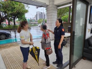 一句「我要找孫子」　暖警細心察覺助婦人返家