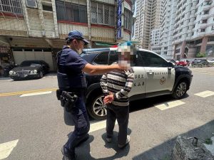 一眼認出熟面孔 鼎山暖警再助老翁返家