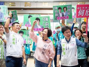 何欣純逛一中商圈拜票 許諾當選會結合中央資源升級商圈