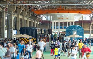 台鐵機廠化身兒童樂園 啟用首日湧逾三萬人次