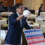 鄭照新將參加東莞台灣名品博覽會 林德宇贈國旗帽要副市長找機會戴
