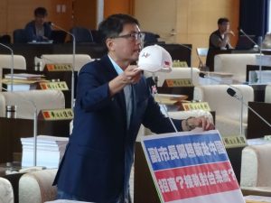 鄭照新將參加東莞台灣名品博覽會 林德宇贈國旗帽要副市長找機會戴