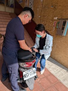 女鑰匙誤鎖後車廂急牽車求助　福德警巧手解圍