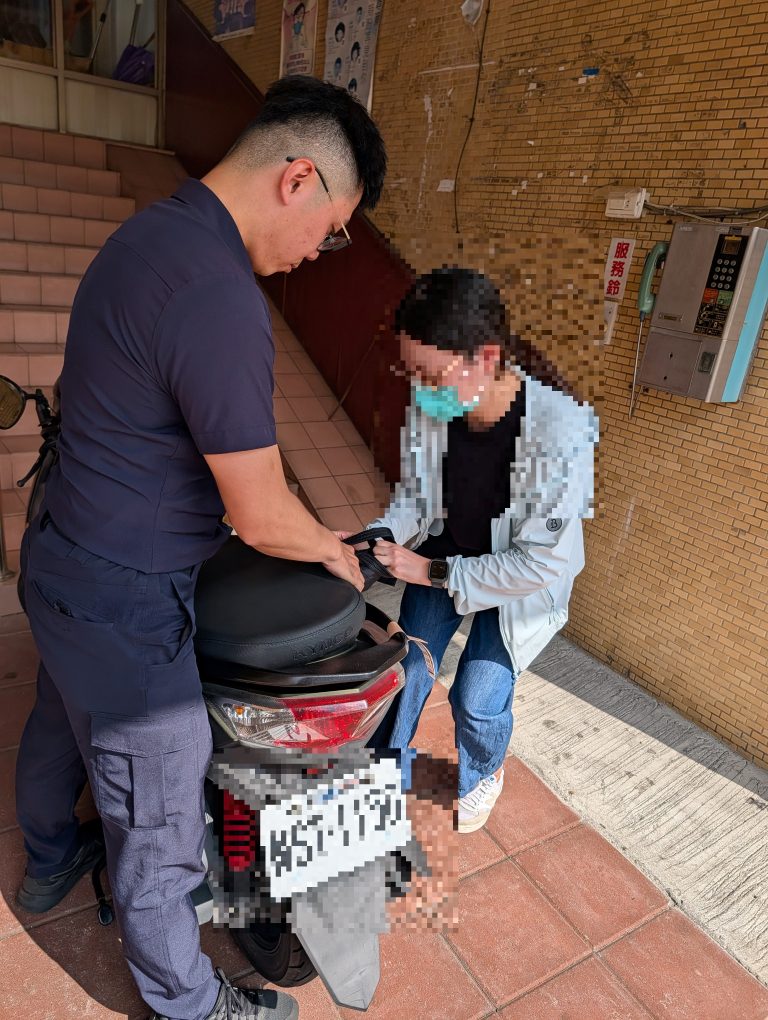 女鑰匙誤鎖後車廂急牽車求助　福德警巧手解圍