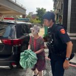 婦人熱天步行返家無力 三多警伸援手安全護送