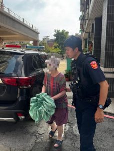 婦人熱天步行返家無力 三多警伸援手安全護送