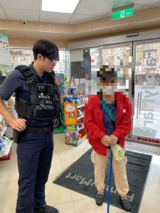 婦迷途徘徊超商 福德警助平安返家