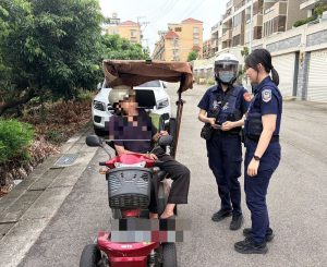 90歲失智翁迷途家門前繞圈 清水警助返家化解危機