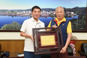 慶福基金會扶弱濟貧 鍾東錦頒榮譽縣民