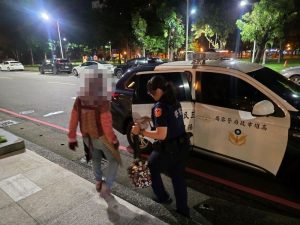 暖警攜手實習生 助迷途老婦平安返家