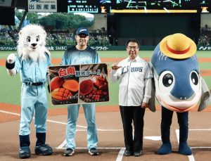 林安可賽前驚喜出席「臺南觀光日」 黃偉哲慰問致贈家鄉水果　盼早日重返球場