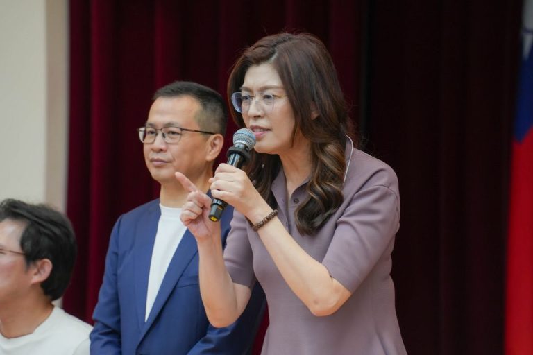 鄭麗文參加「說歷史陪爸媽」首映會