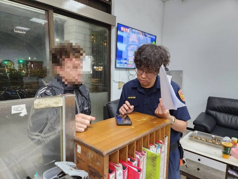 民族暖警化身雙語橋梁 助法籍男子完成信用卡掛失