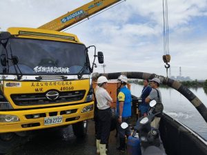 永安區強降雨致魚塭受損 海洋局第一時間進駐抽水