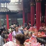 清水紫雲巖舉行觀世音菩得道紀念法會信眾擠滿廟前及廟內