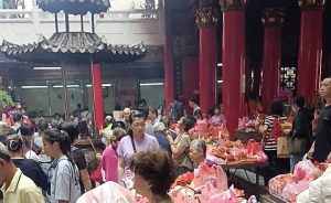清水紫雲巖舉行觀世音菩得道紀念法會信眾擠滿廟前及廟內