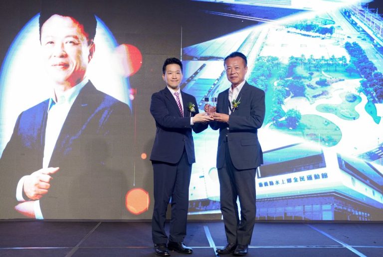 翁章梁榮獲國土建設特別貢獻獎