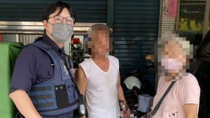 老翁街頭徘徊疑迷途 警員細心查證護送平安返家