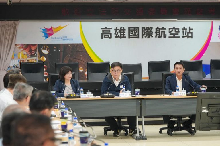 考察高雄機場 賴瑞隆提三階段升級計畫