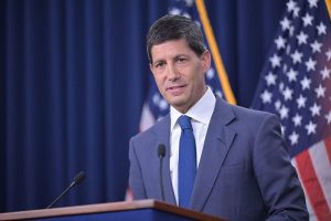聯準會主席鷹派談話引發升息預期 美股收黑台指下挫