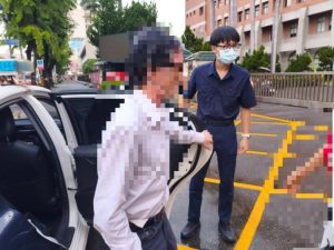 聯絡不上家人 苓雅警陪伴走失翁順利返家