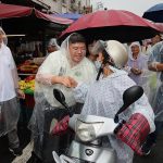 蔡易餘王如經中元節冒雨拜票