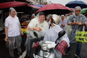 蔡易餘王如經中元節冒雨拜票