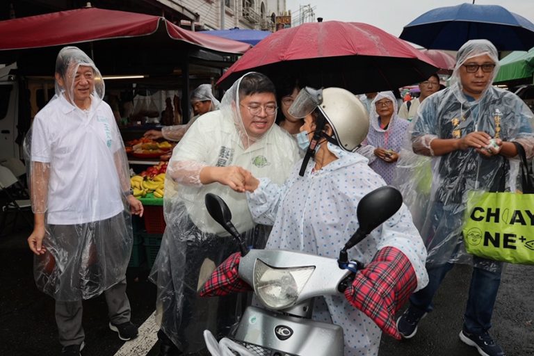 蔡易餘王如經中元節冒雨拜票