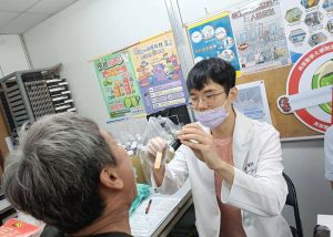 陪爸爸接受免費口腔篩檢 最實用的父親節禮物