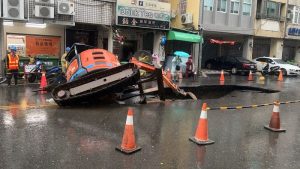 高雄豪雨驚現天坑及樹倒災情