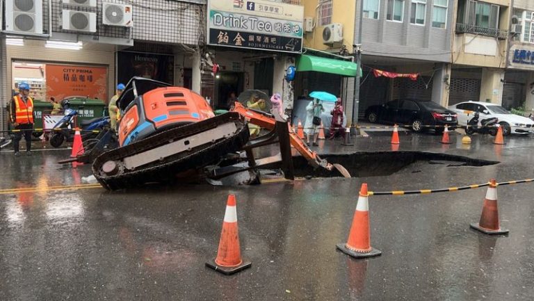 高雄豪雨驚現天坑及樹倒災情