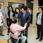 賴清德出席健保復健病房計畫 當面向王惠美道歉