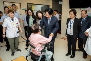 賴清德出席健保復健病房計畫 當面向王惠美道歉