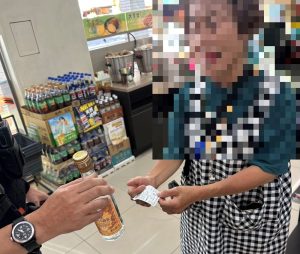 超商購物忘帶走　福德警偕超商找回獲感謝