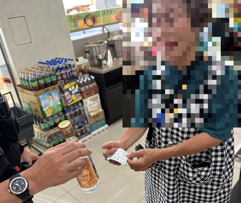超商購物忘帶走　福德警偕超商找回獲感謝