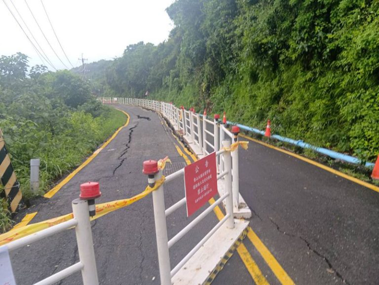 連日豪雨柴山大路下邊坡滑動路損 道工處施工封閉