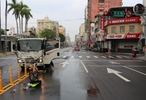 嬤騎車未二段式左轉遭貨車撞擊送醫不治