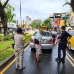雨中守護不打烊 暖警協助拋錨車平安脫困