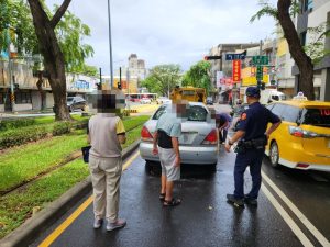 雨中守護不打烊 暖警協助拋錨車平安脫困