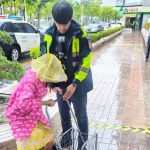 雨中腿軟走不動 凱旋警護送婦人返家