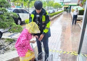 雨中腿軟走不動 凱旋警護送婦人返家