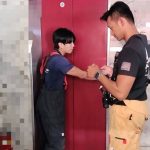 電梯卡半空住戶嚇壞 民權警隔門安撫助脫困