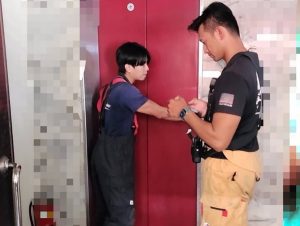 電梯卡半空住戶嚇壞 民權警隔門安撫助脫困