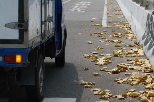 流傳七月鬼門開好兄弟到陽間　民眾出門拋冥紙求放行保平安