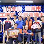 勞工模範父親 黃偉哲親自表揚