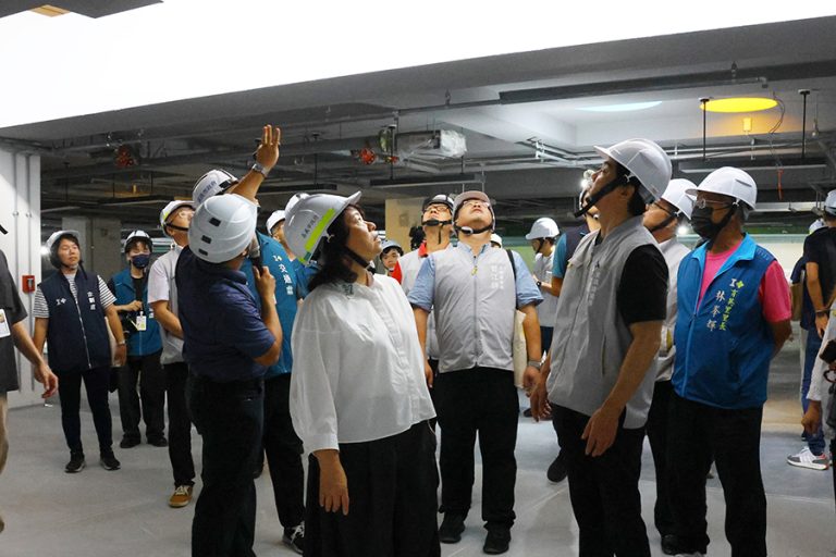 黃敏惠視察崇文國小地下停車場工程