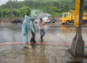 鼓山三路淹水變「泥巴河」 柯志恩勘災 要求軍方加強水土保持