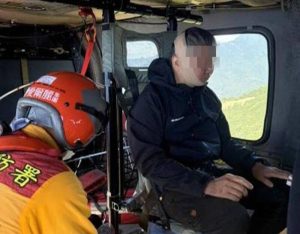 玉山園區駒盆山驚傳山友遭落石砸頭 空勤搶救下山