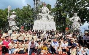 日月潭文武廟「右手撫髯」關公巨型石雕震撼亮相