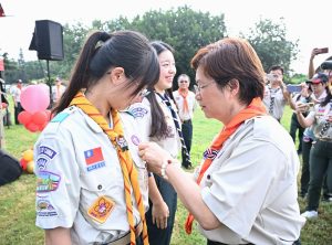 樂齡童軍家庭親子體驗營 王惠美頒獎章